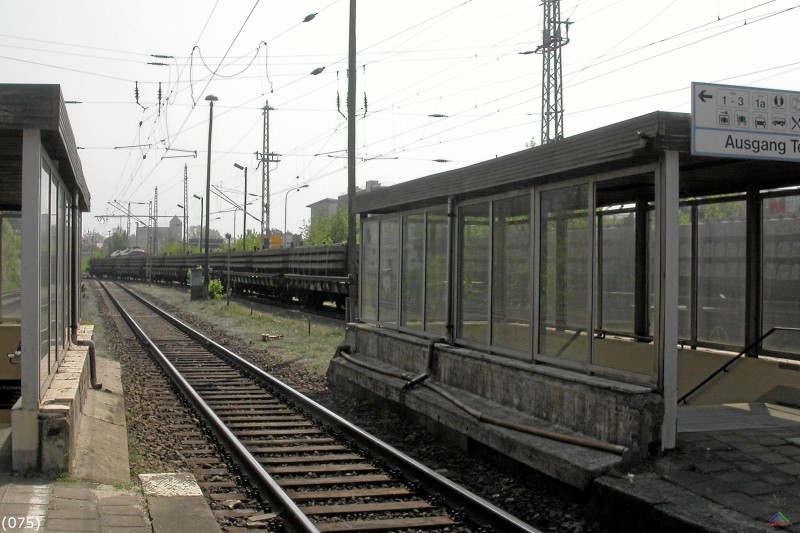 Bahn 075.jpg - Blick auf das Zugende von den ca. 20 Wagen Gesamtlänge.